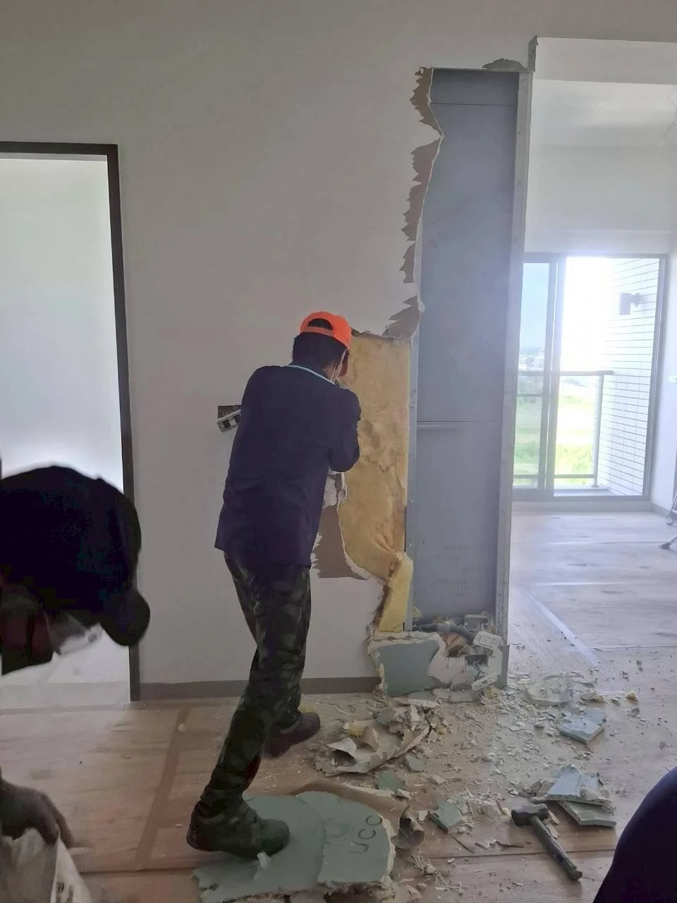 新建大樓局部輕隔牆拆除施工前、中、後