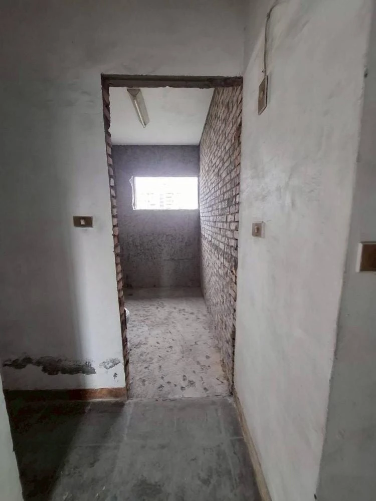 健行公寓室內塑膠地板拆除和廁所打除 局部地面打除和廚房磁磚剔除