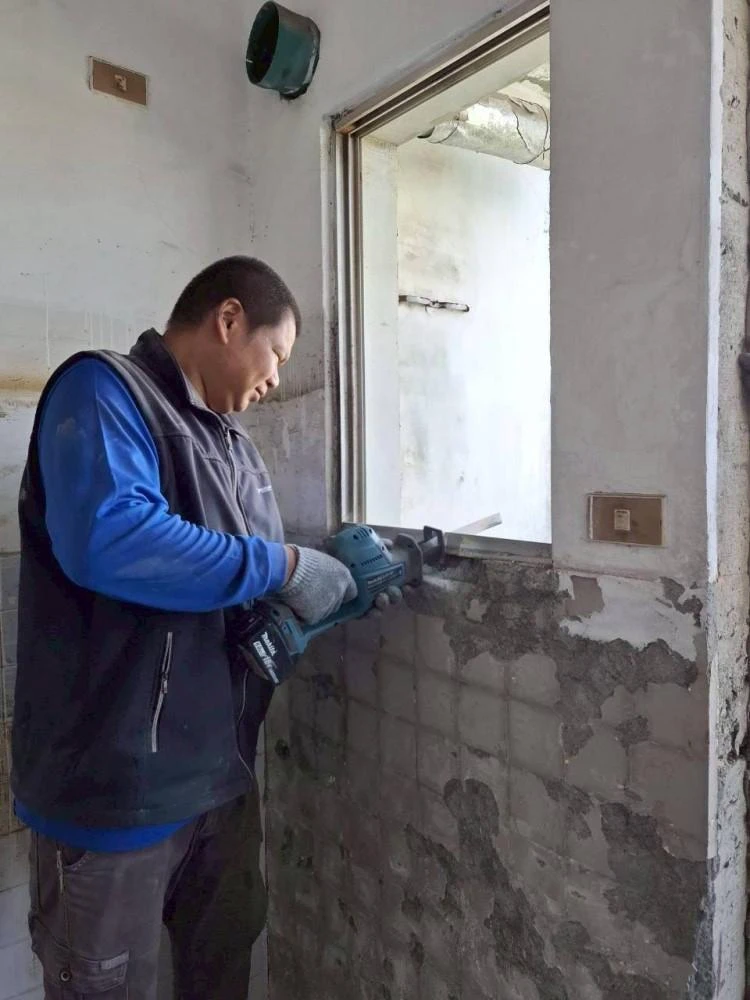 健行公寓室內塑膠地板拆除和廁所打除 局部地面打除和廚房磁磚剔除