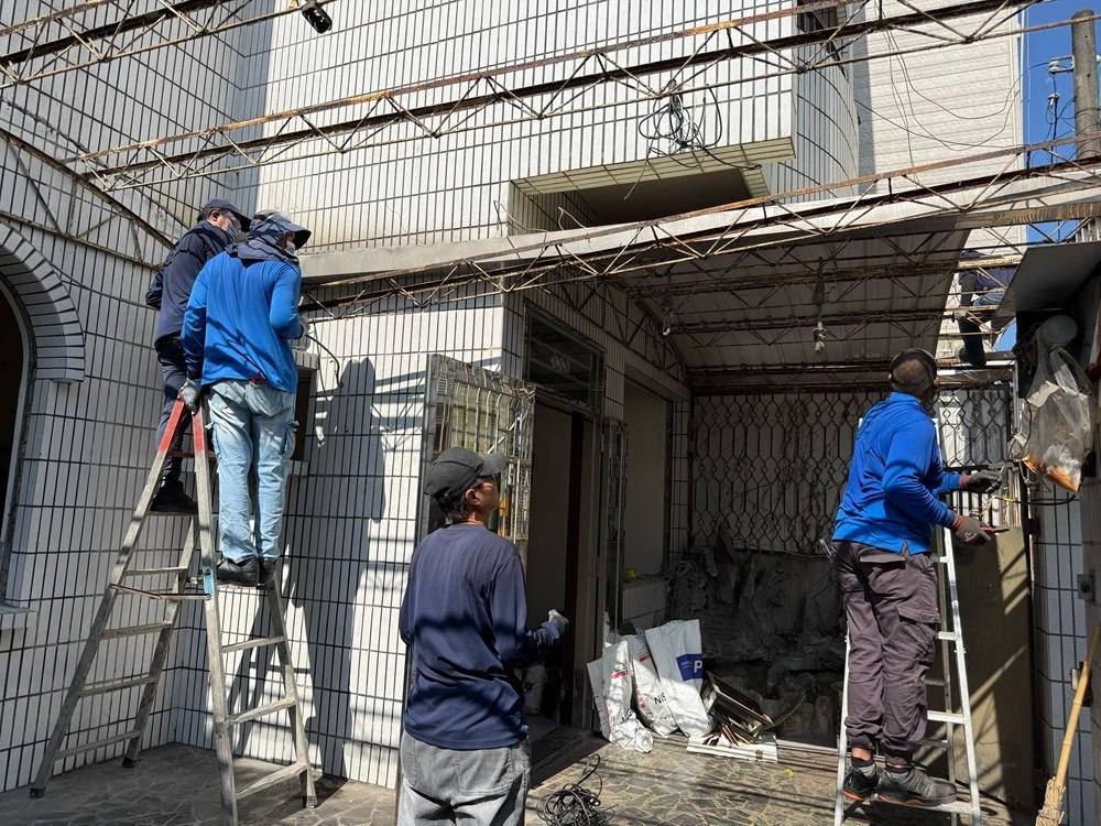 透天1-2樓室內裝潢.窗戶.騎樓鐵皮鐵架拆除、樓梯大里石.局部牆面.廁所見底.地