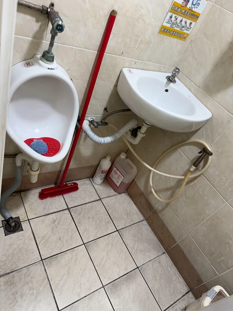店面局部木作裝潢.木地板拆除、廁所打除見底、廣告紙剔除施工前、中、後