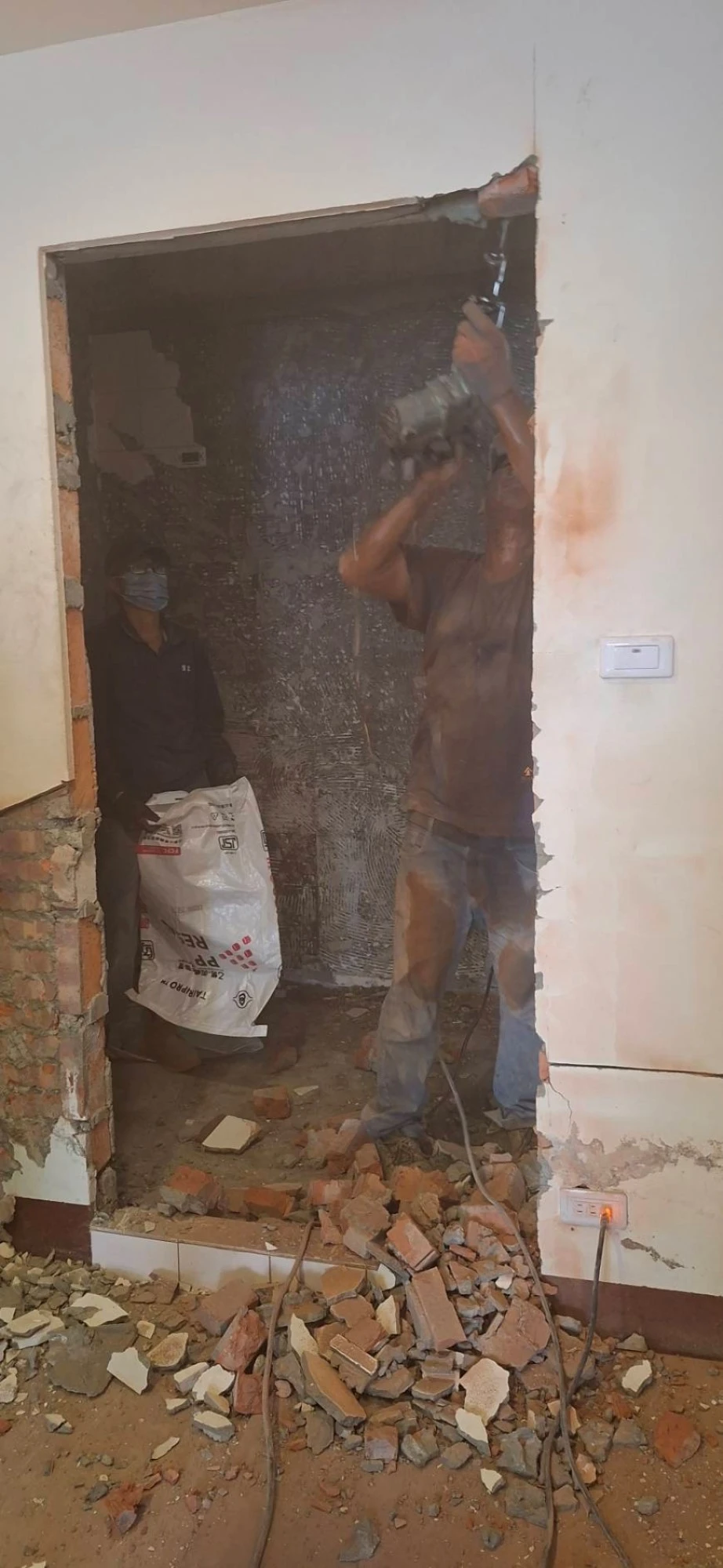 透天住宅局部裝潢拆除、局部牆面.廁所打除施工前、中、後