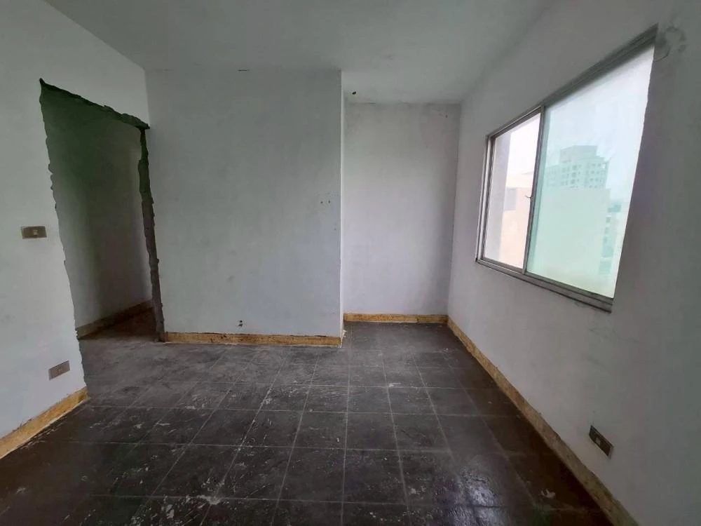 健行公寓室內塑膠地板拆除和廁所打除 局部地面打除和廚房磁磚剔除