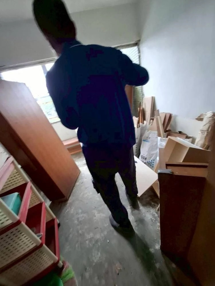 健行公寓室內塑膠地板拆除和廁所打除 局部地面打除和廚房磁磚剔除