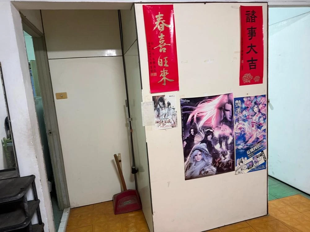健行公寓室內塑膠地板拆除和廁所打除 局部地面打除和廚房磁磚剔除