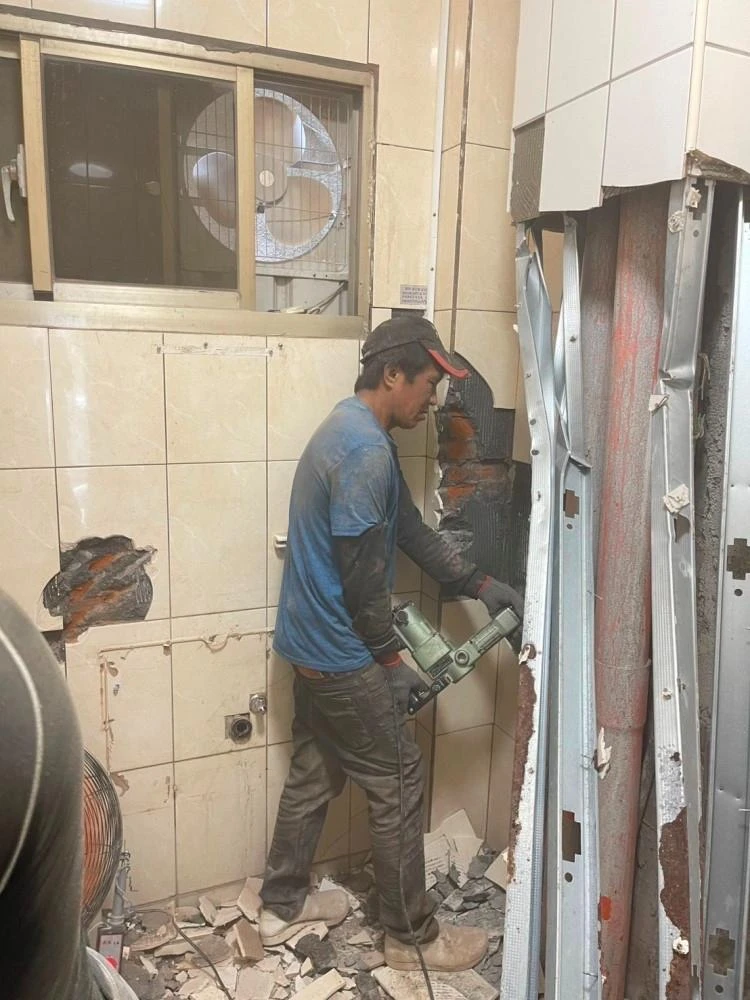店面裝潢拆除、廁所打除、門開口施工前、中、後