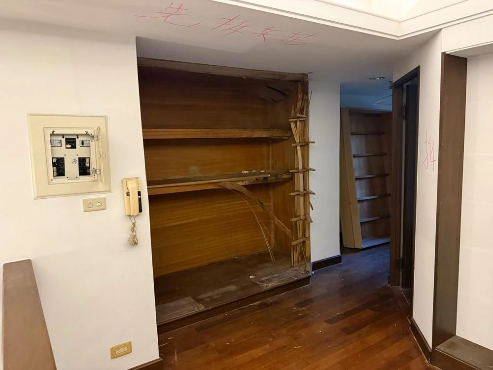 室內裝潢.天花板拆除、局部地磚、廁所打除施工前、中、後