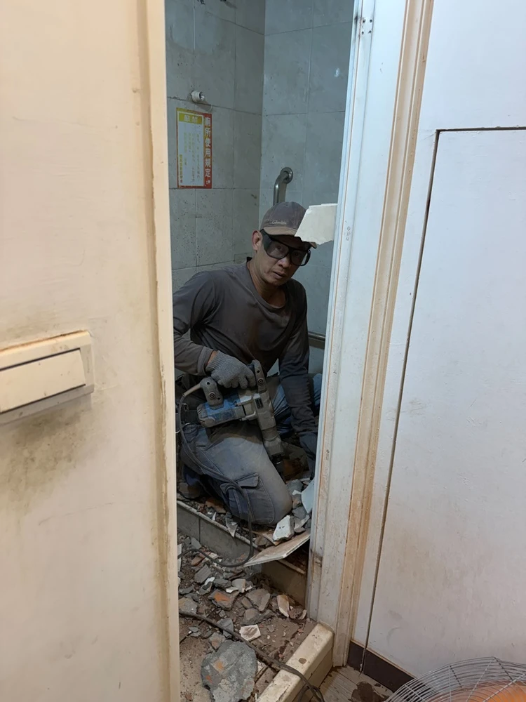 店面局部木作裝潢.木地板拆除、廁所打除見底、廣告紙剔除施工前、中、後