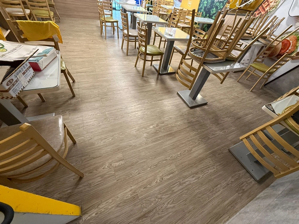 店面局部木作裝潢.木地板拆除、廁所打除見底、廣告紙剔除施工前、中、後