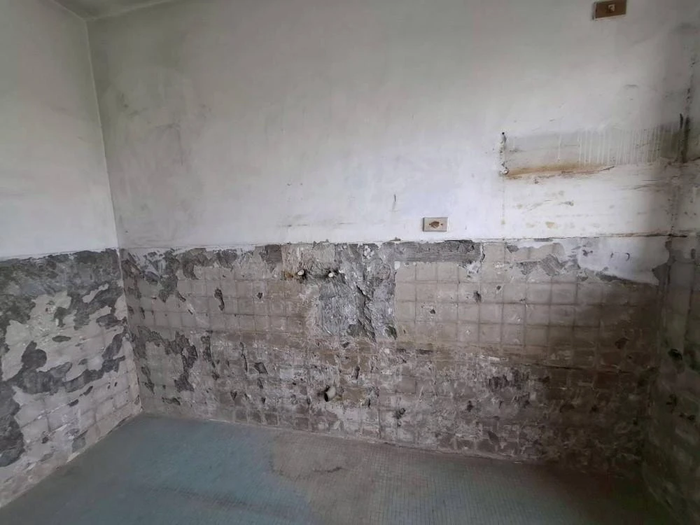 健行公寓室內塑膠地板拆除和廁所打除 局部地面打除和廚房磁磚剔除