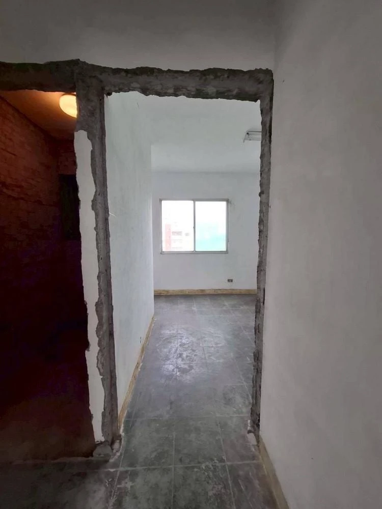 健行公寓室內塑膠地板拆除和廁所打除 局部地面打除和廚房磁磚剔除
