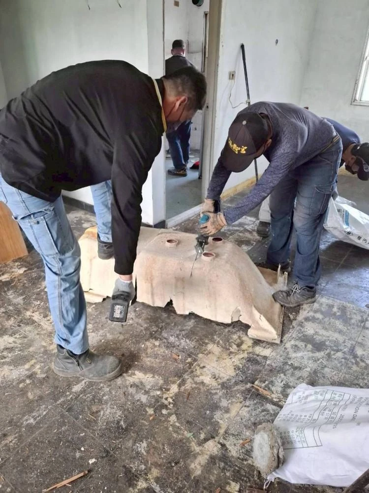 健行公寓室內塑膠地板拆除和廁所打除 局部地面打除和廚房磁磚剔除