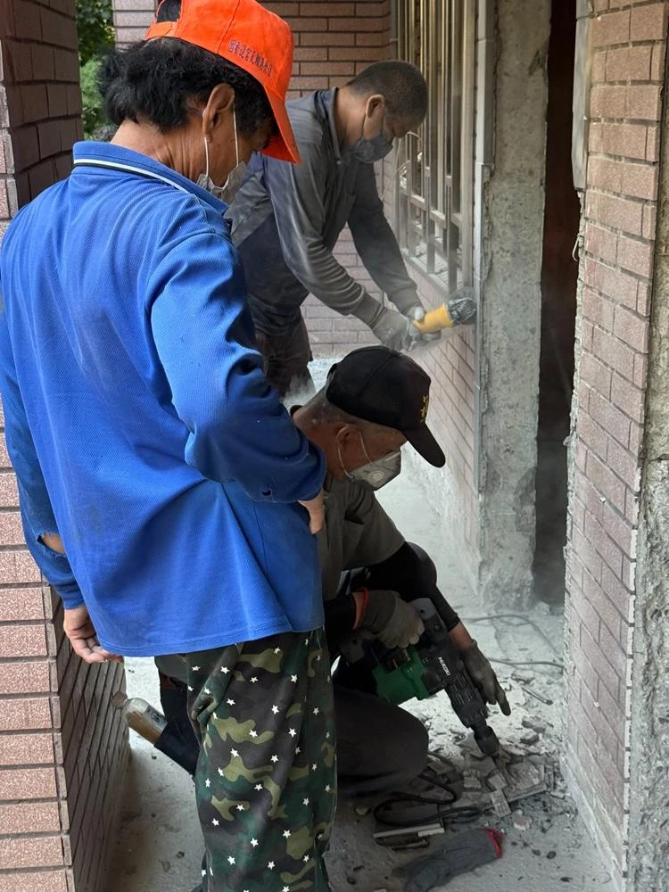 室內裝潢.天花板拆除、局部地磚、廁所打除施工前、中、後