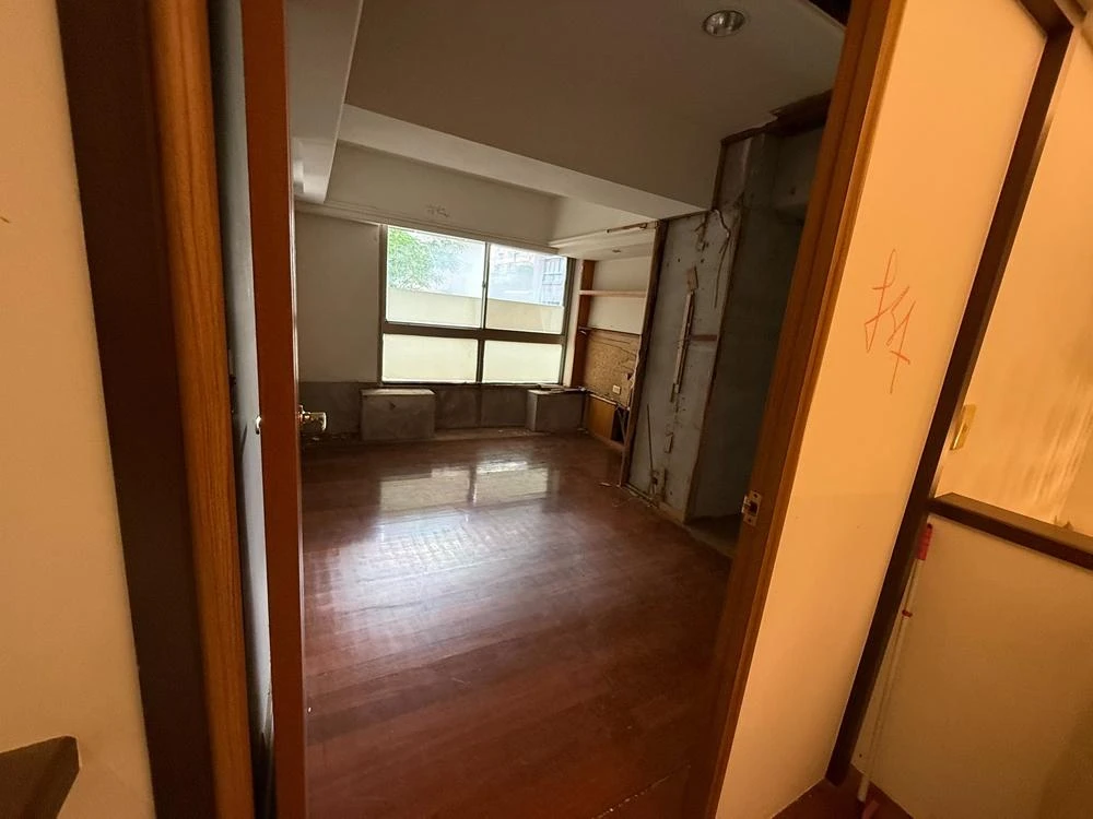 室內裝潢.天花板拆除、局部地磚、廁所打除施工前、中、後