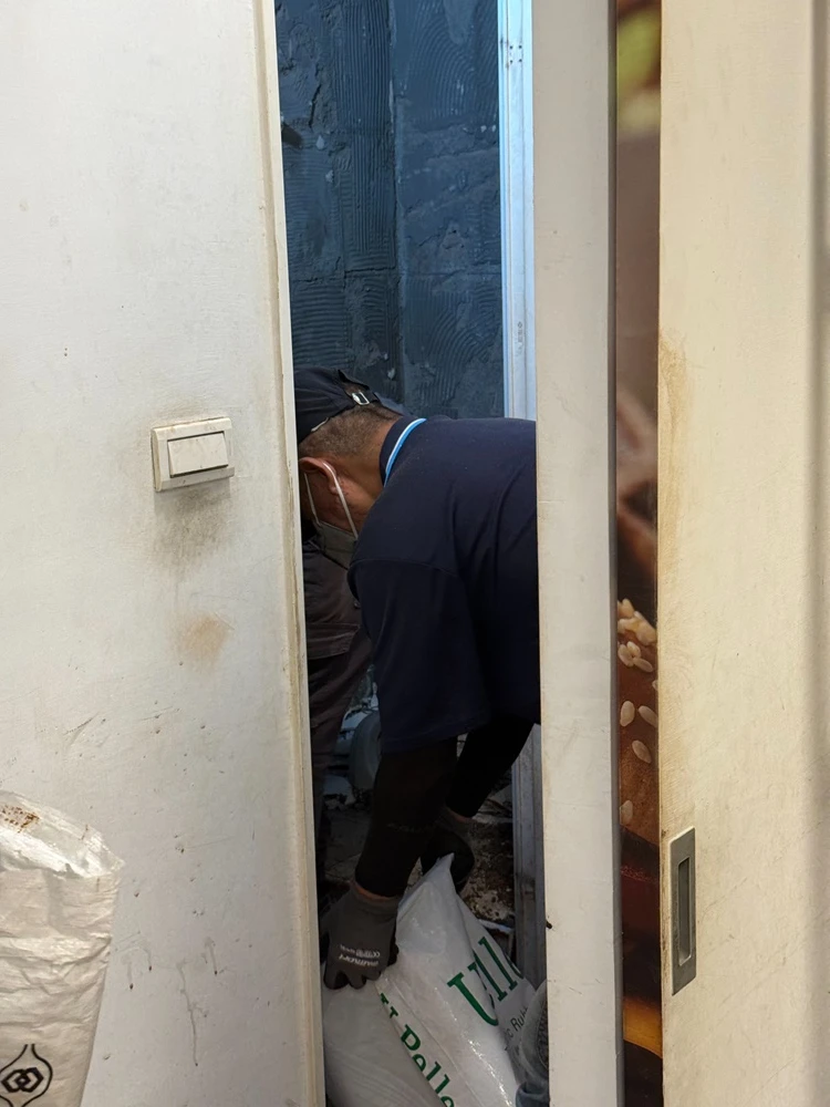 店面局部木作裝潢.木地板拆除、廁所打除見底、廣告紙剔除施工前、中、後
