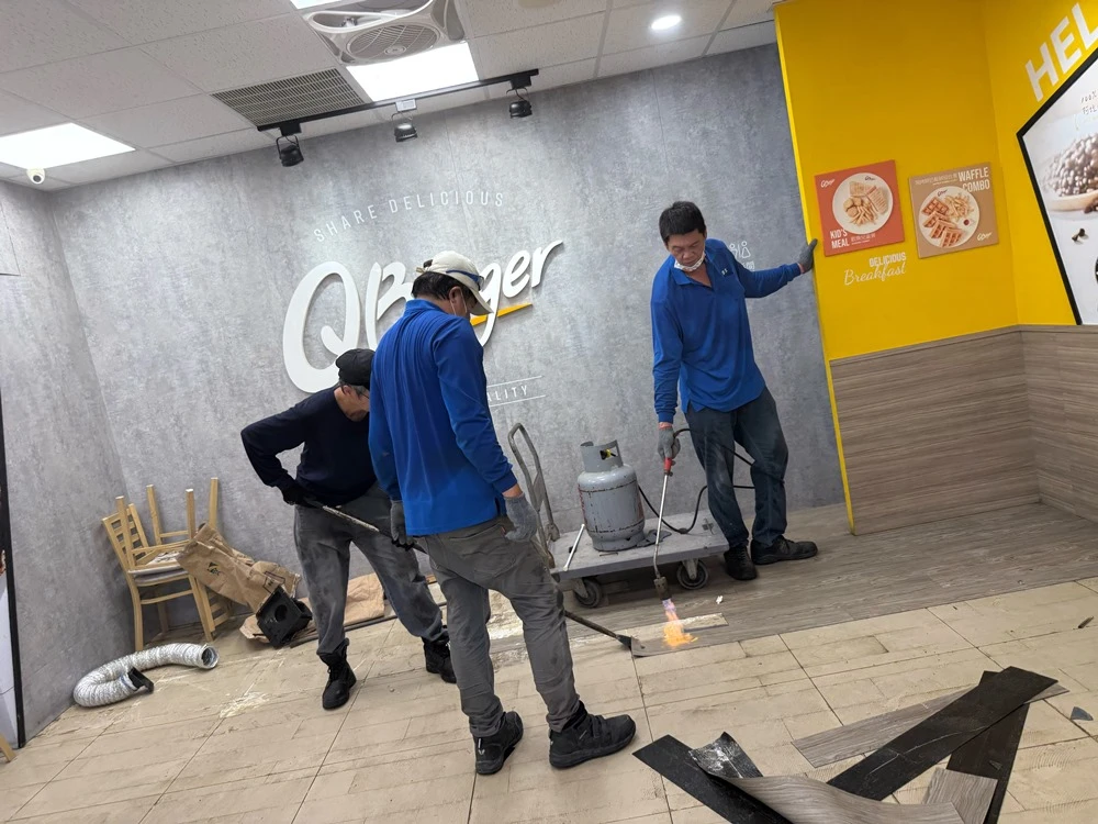 店面局部木作裝潢.木地板拆除、廁所打除見底、廣告紙剔除施工前、中、後