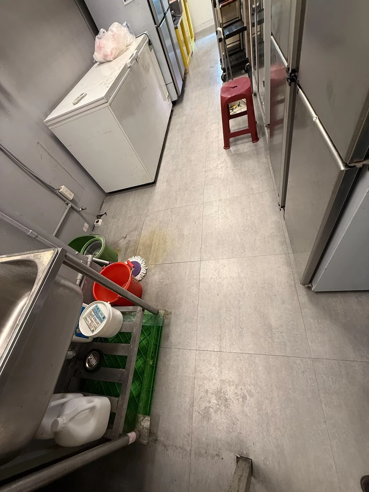 店面局部木作裝潢.木地板拆除、廁所打除見底、廣告紙剔除施工前、中、後