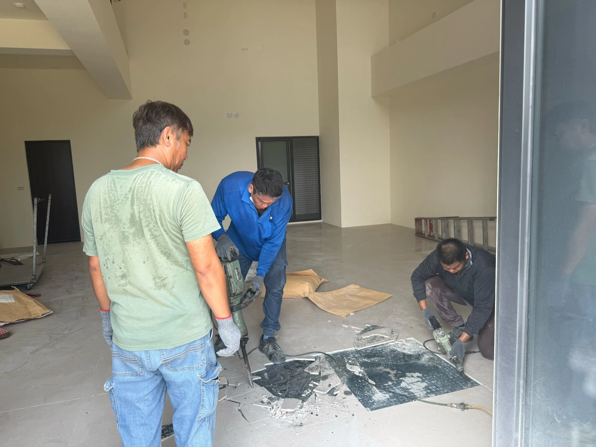 店面局部牆面.樓梯扶手拆除、局部地面打除施工前、中、後