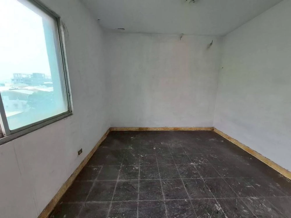 健行公寓室內塑膠地板拆除和廁所打除 局部地面打除和廚房磁磚剔除