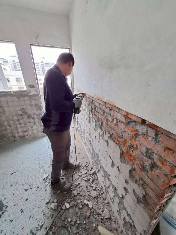 健行公寓室內塑膠地板拆除和廁所打除 局部地面打除和廚房磁磚剔除