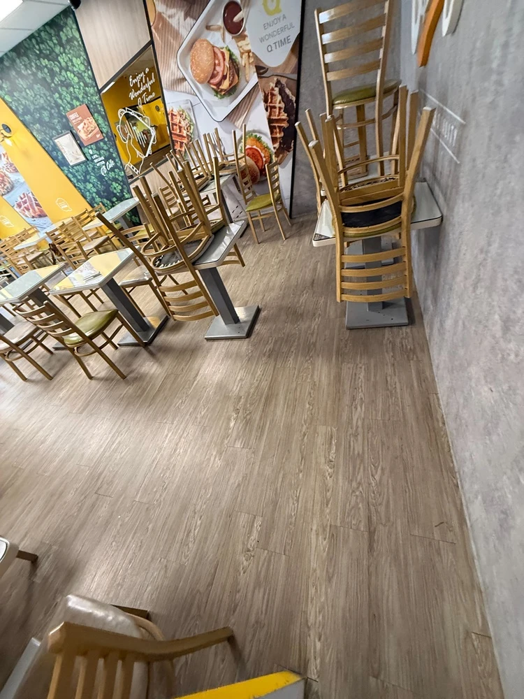 店面局部木作裝潢.木地板拆除、廁所打除見底、廣告紙剔除施工前、中、後