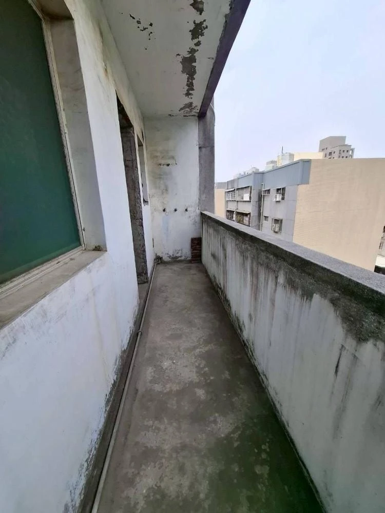 健行公寓室內塑膠地板拆除和廁所打除 局部地面打除和廚房磁磚剔除