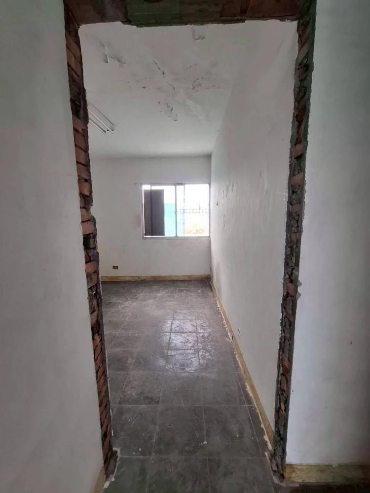 健行公寓室內塑膠地板拆除和廁所打除 局部地面打除和廚房磁磚剔除