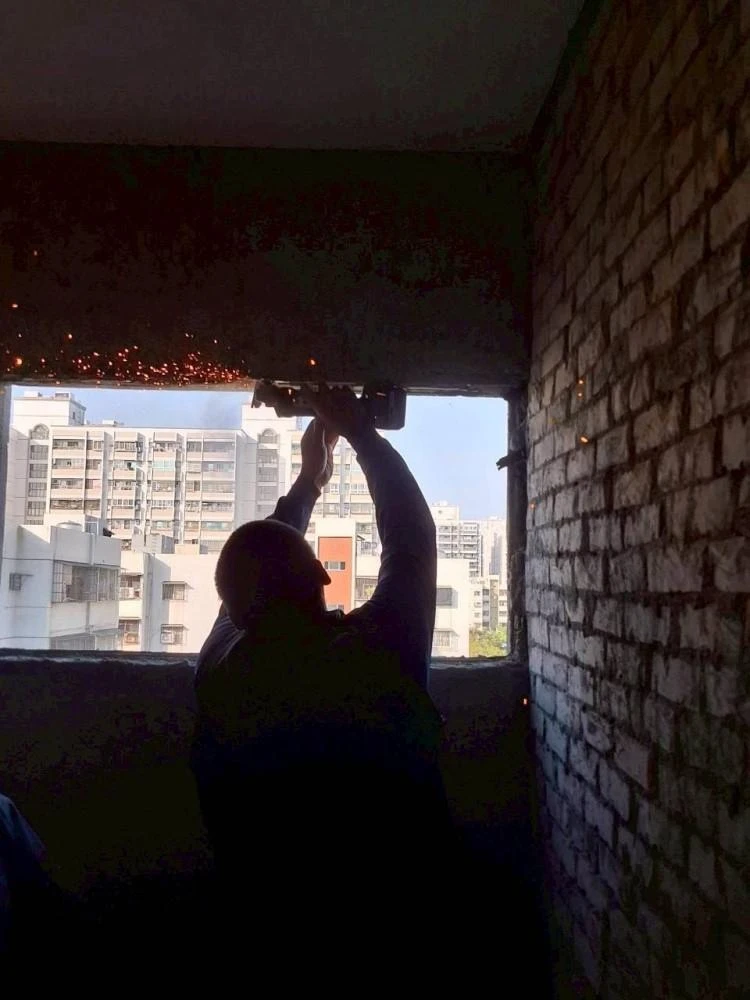 健行公寓室內塑膠地板拆除和廁所打除 局部地面打除和廚房磁磚剔除