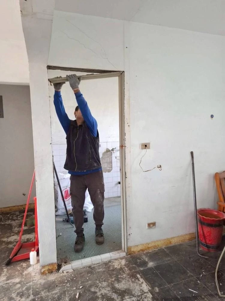 健行公寓室內塑膠地板拆除和廁所打除 局部地面打除和廚房磁磚剔除