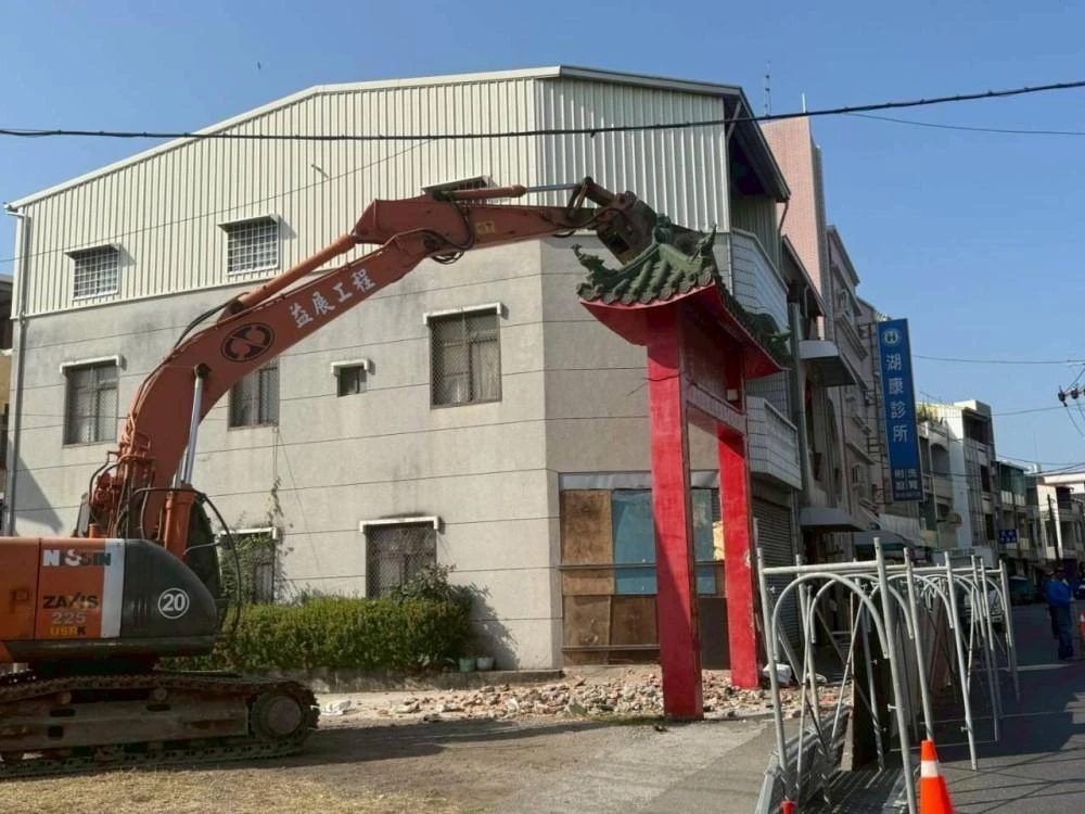 寺廟拱門拆除施工前、中、後