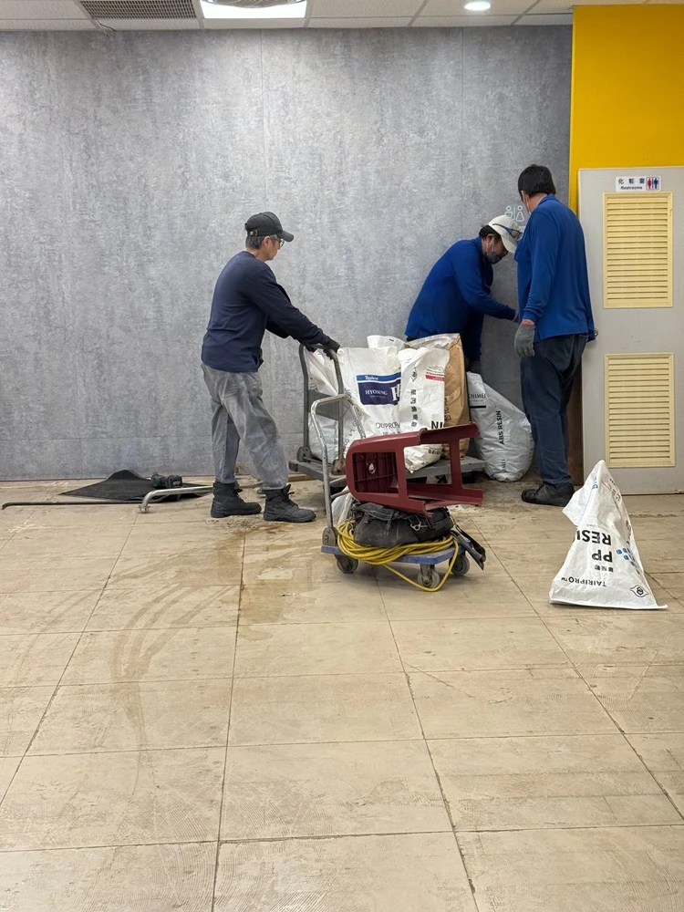 店面局部木作裝潢.木地板拆除、廁所打除見底、廣告紙剔除施工前、中、後