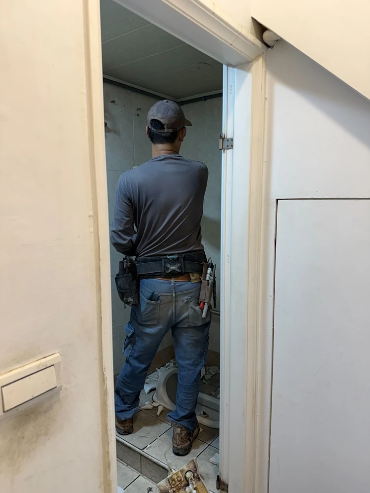 店面局部木作裝潢.木地板拆除、廁所打除見底、廣告紙剔除施工前、中、後