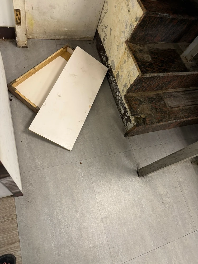店面局部木作裝潢.木地板拆除、廁所打除見底、廣告紙剔除施工前、中、後