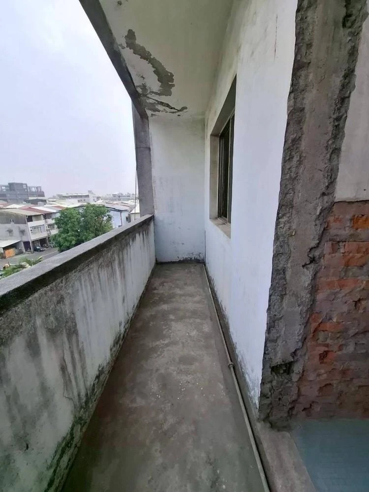 健行公寓室內塑膠地板拆除和廁所打除 局部地面打除和廚房磁磚剔除