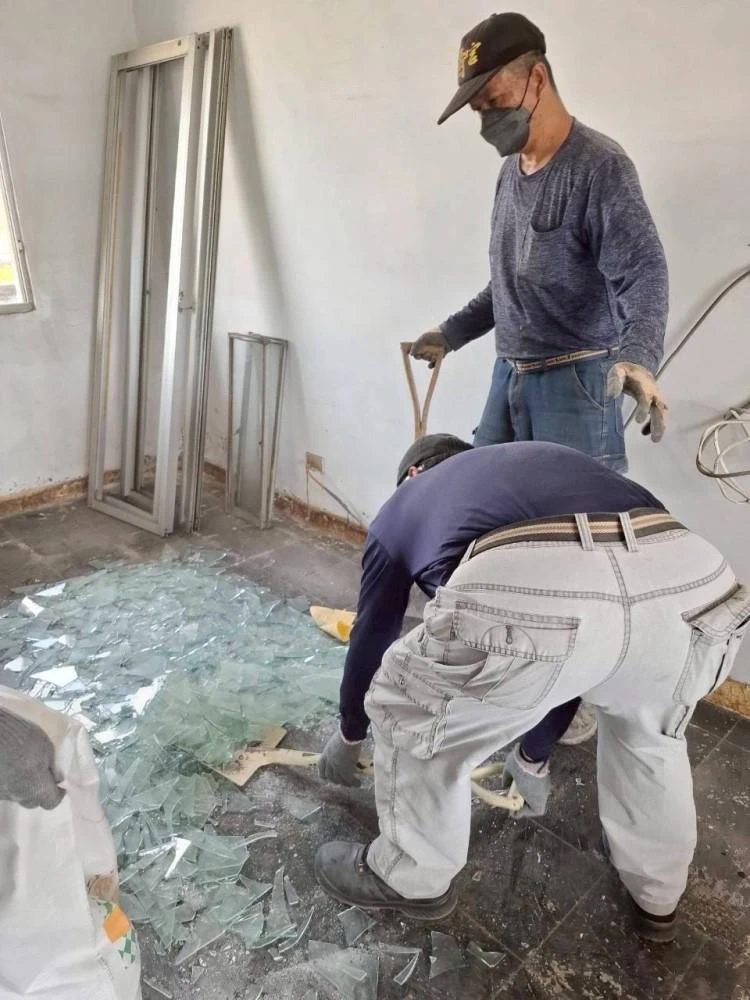 健行公寓室內塑膠地板拆除和廁所打除 局部地面打除和廚房磁磚剔除