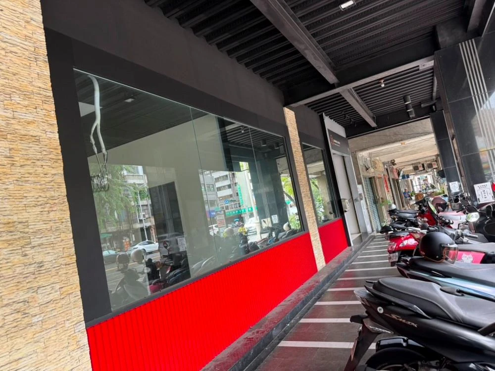 店面裝潢拆除、廁所打除、門開口施工前、中、後