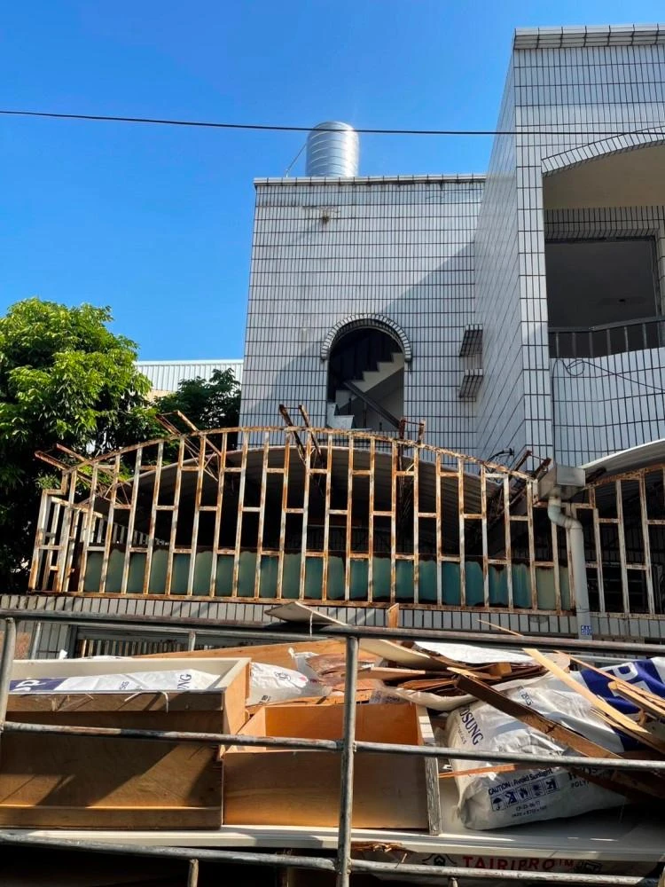 透天1-2樓室內裝潢.窗戶.騎樓鐵皮鐵架拆除、樓梯大里石.局部牆面.廁所見底.地