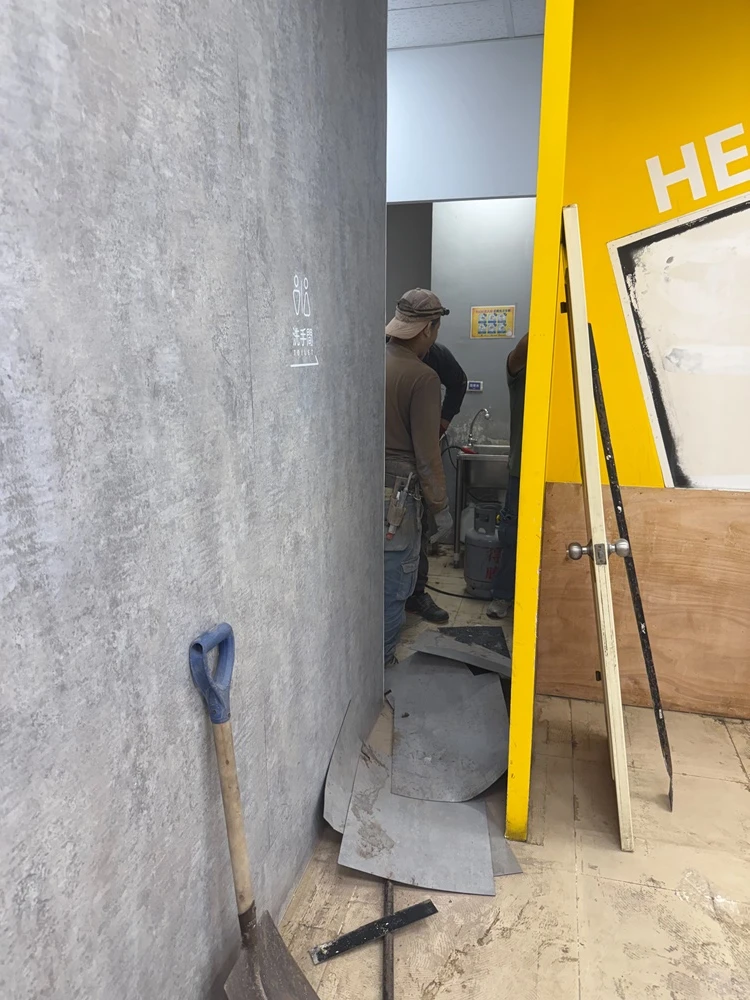 店面局部木作裝潢.木地板拆除、廁所打除見底、廣告紙剔除施工前、中、後