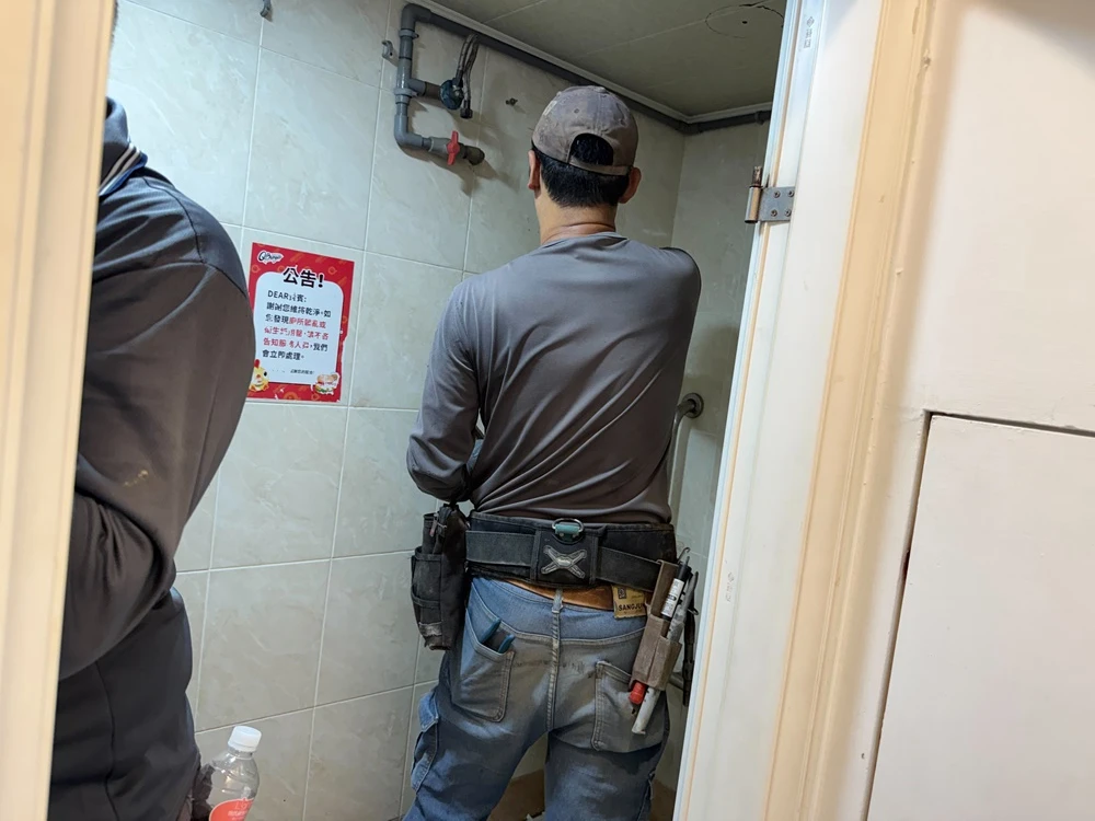店面局部木作裝潢.木地板拆除、廁所打除見底、廣告紙剔除施工前、中、後