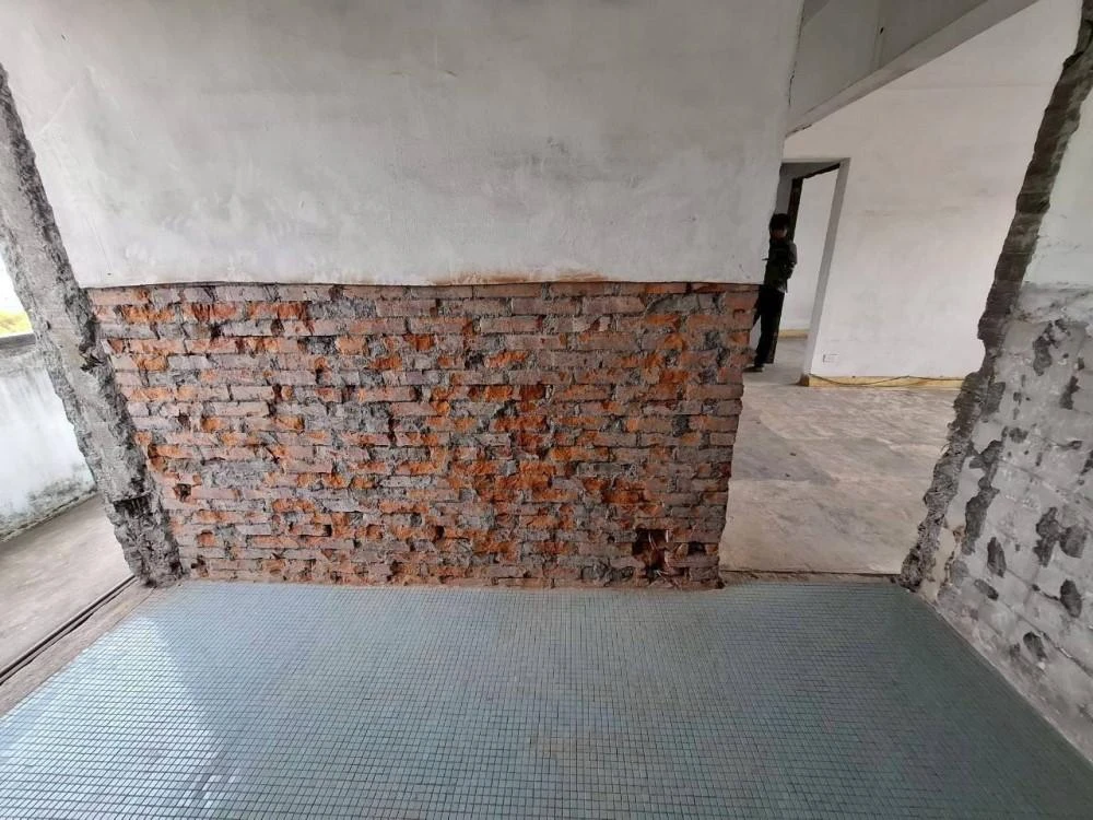 健行公寓室內塑膠地板拆除和廁所打除 局部地面打除和廚房磁磚剔除