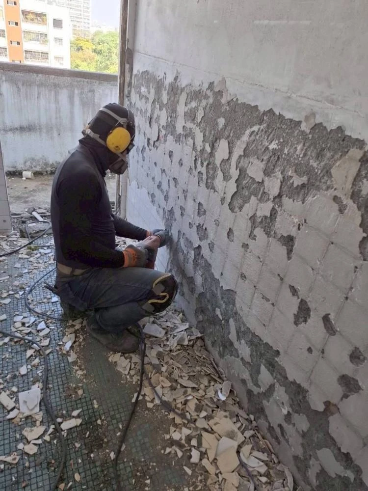 健行公寓室內塑膠地板拆除和廁所打除 局部地面打除和廚房磁磚剔除