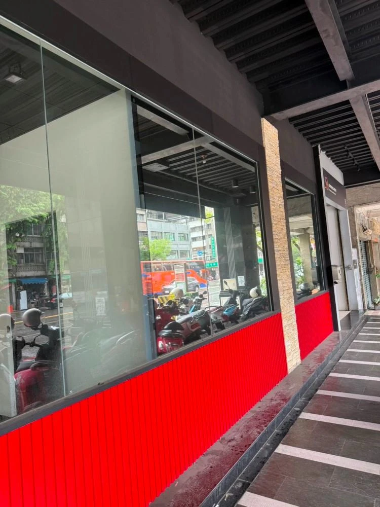 店面裝潢拆除、廁所打除、門開口施工前、中、後
