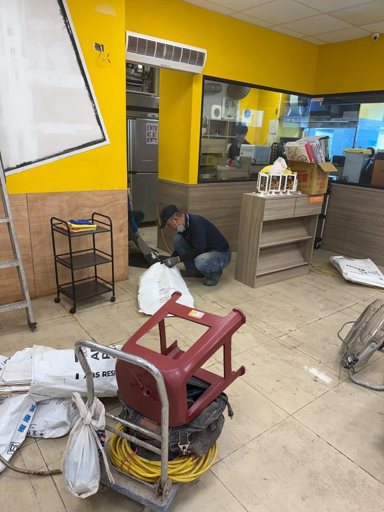 店面局部木作裝潢.木地板拆除、廁所打除見底、廣告紙剔除施工前、中、後