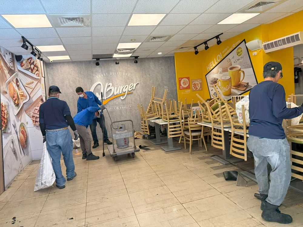店面局部木作裝潢.木地板拆除、廁所打除見底、廣告紙剔除施工前、中、後