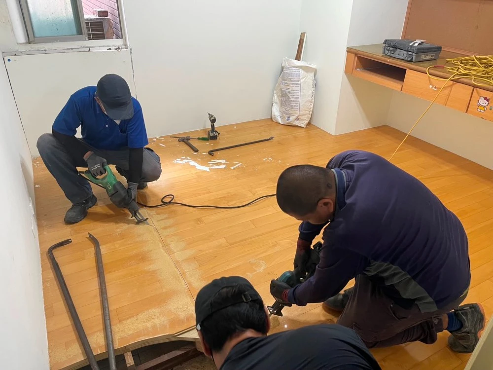 大樓住宅房間木地板.系統櫃拆除施工前、中、後
