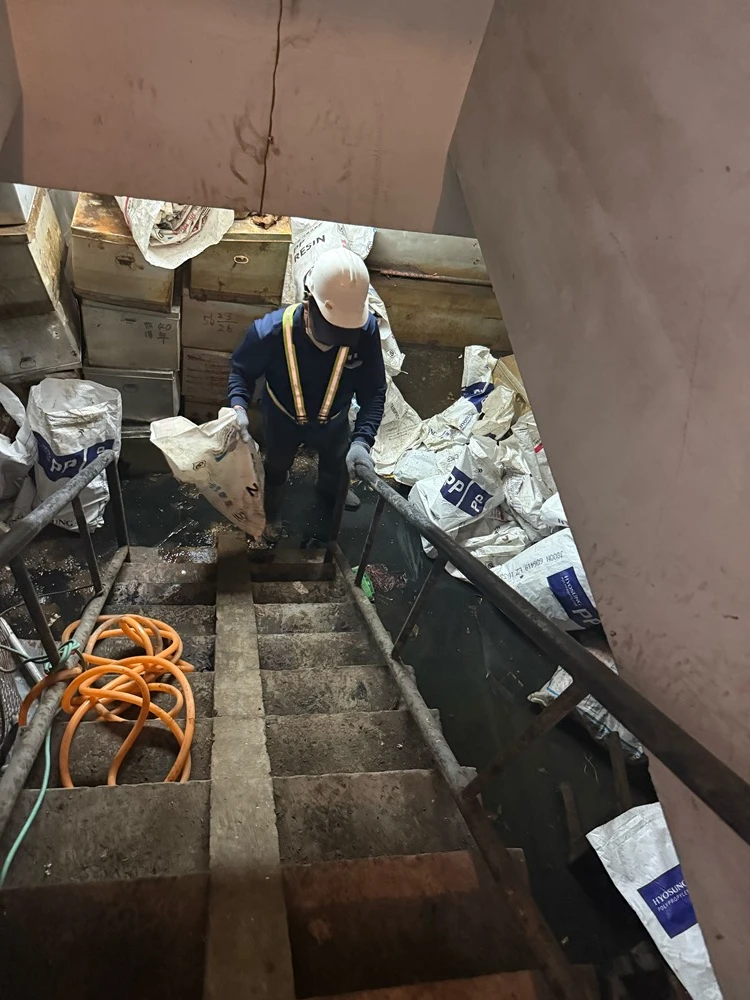 倉庫局部牆面拆除、廢五金清運施工前、中、後