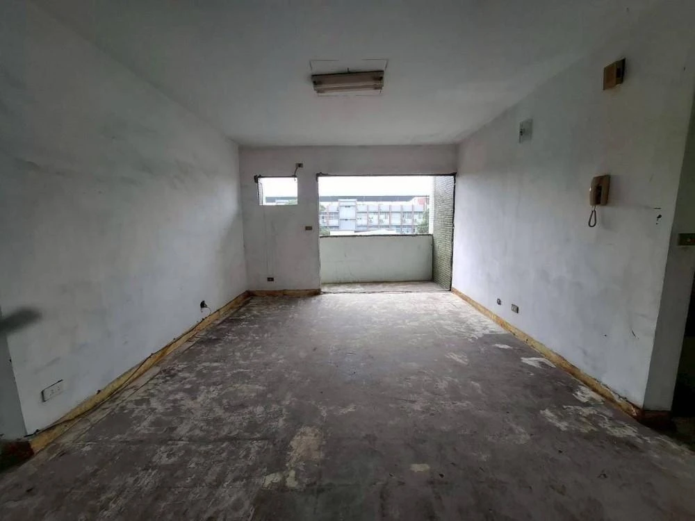 健行公寓室內塑膠地板拆除和廁所打除 局部地面打除和廚房磁磚剔除