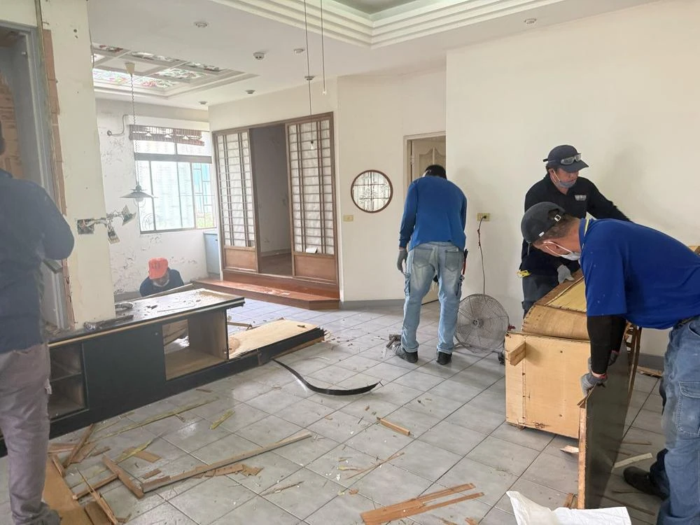 透天1-2樓室內裝潢.窗戶.騎樓鐵皮鐵架拆除、樓梯大里石.局部牆面.廁所見底.地