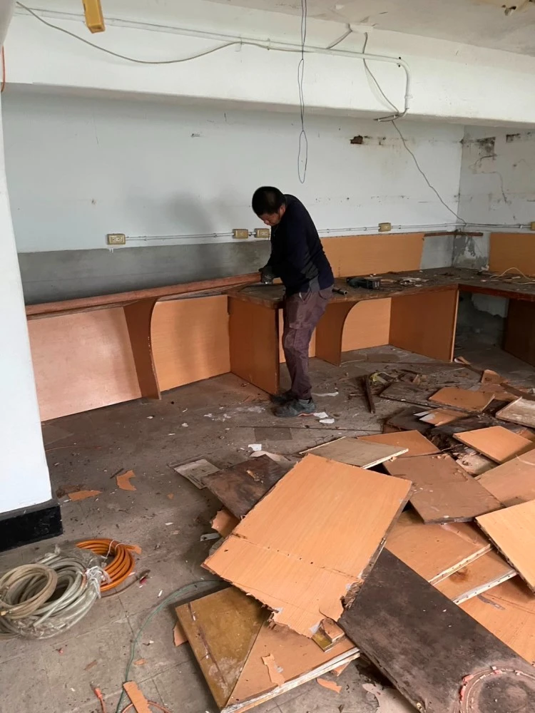 學校校室局部木作裝潢拆除