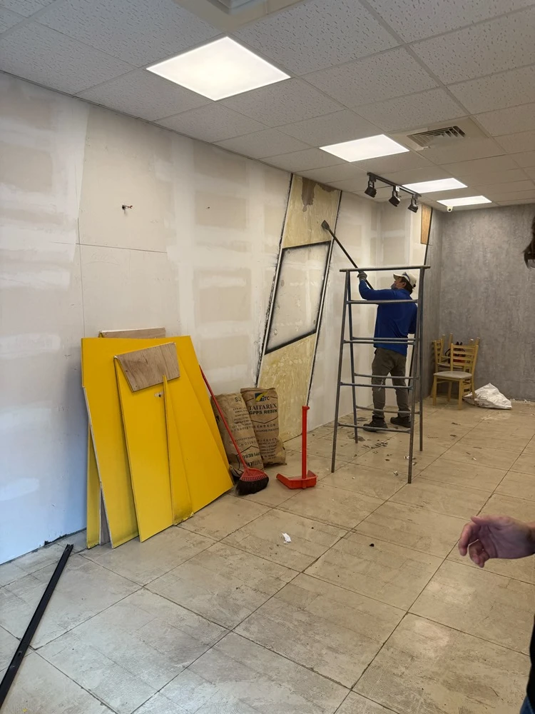 店面局部木作裝潢.木地板拆除、廁所打除見底、廣告紙剔除施工前、中、後